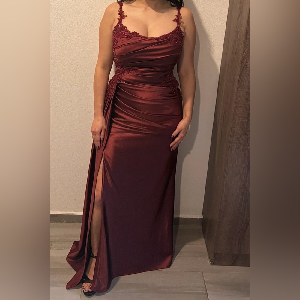 Burgundy formal dress size 8, fits medium
